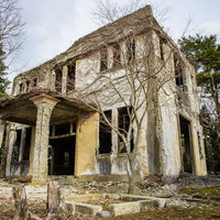 崩れ落ちそうな石造りのケーブルカー駅廃墟の写真