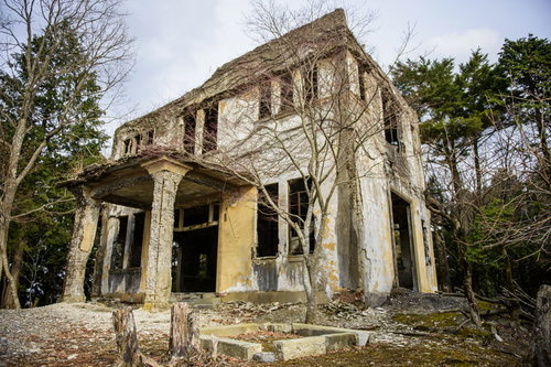 崩れ落ちそうな石造りのケーブルカー駅廃墟