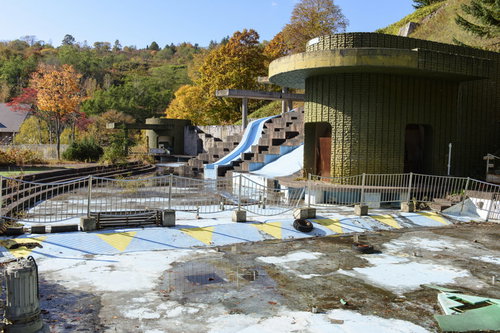 かつてはプールがあった廃墟とコンクリートの朽ちた構造物