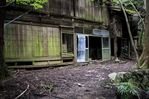 ホラーゲームの舞台になった廃村の苔むした廃屋