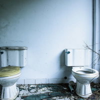 台湾のパーティハウス廃墟に残されたトイレの写真