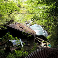 廃墟となった建物の崩落外観の写真