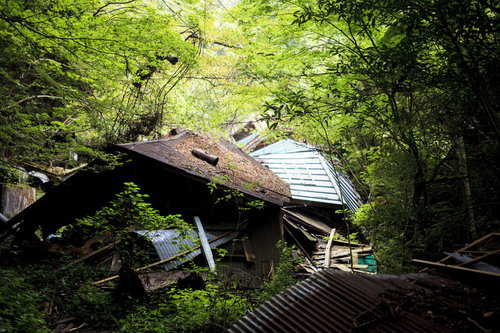 廃墟となった建物の崩落外観