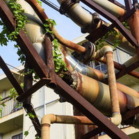 廃工場で折れた給水パイプ｜錆びついた配管と産業遺産の写真