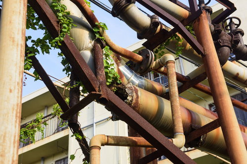 廃工場で折れた給水パイプ｜錆びついた配管と産業遺産