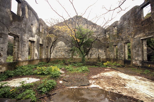片島魚雷発射試験場の廃墟、コンクリート建物の戦争遺跡（長崎県）