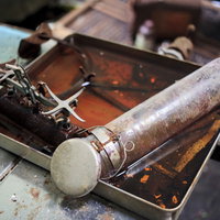 病院廃墟で見かけた医療器具と注射器が散乱する恐怖の光景の写真