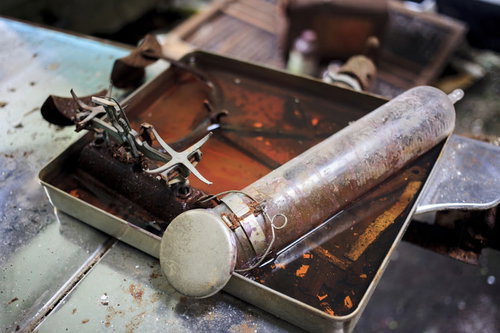 病院廃墟で見かけた医療器具と注射器が散乱する恐怖の光景