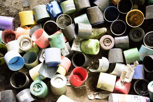 落書きで使われたスプレーのキャップが地面に散乱