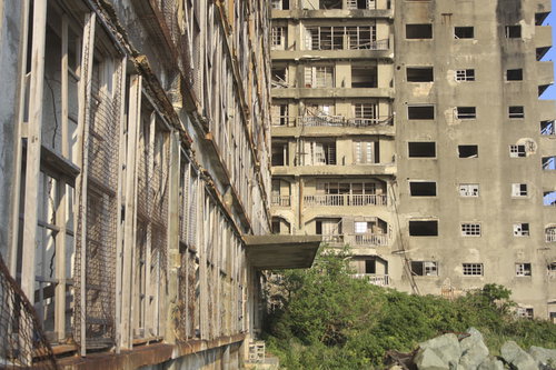 軍艦島に並ぶコンクリート造りの廃墟マンション