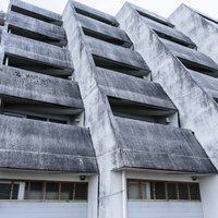 離島のホテル廃墟外観、老朽化したコンクリート建物の写真