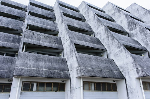 離島のホテル廃墟外観、老朽化したコンクリート建物