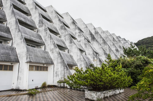 離島に建つ老朽化したコンクリート造りの無人ホテル（廃墟）