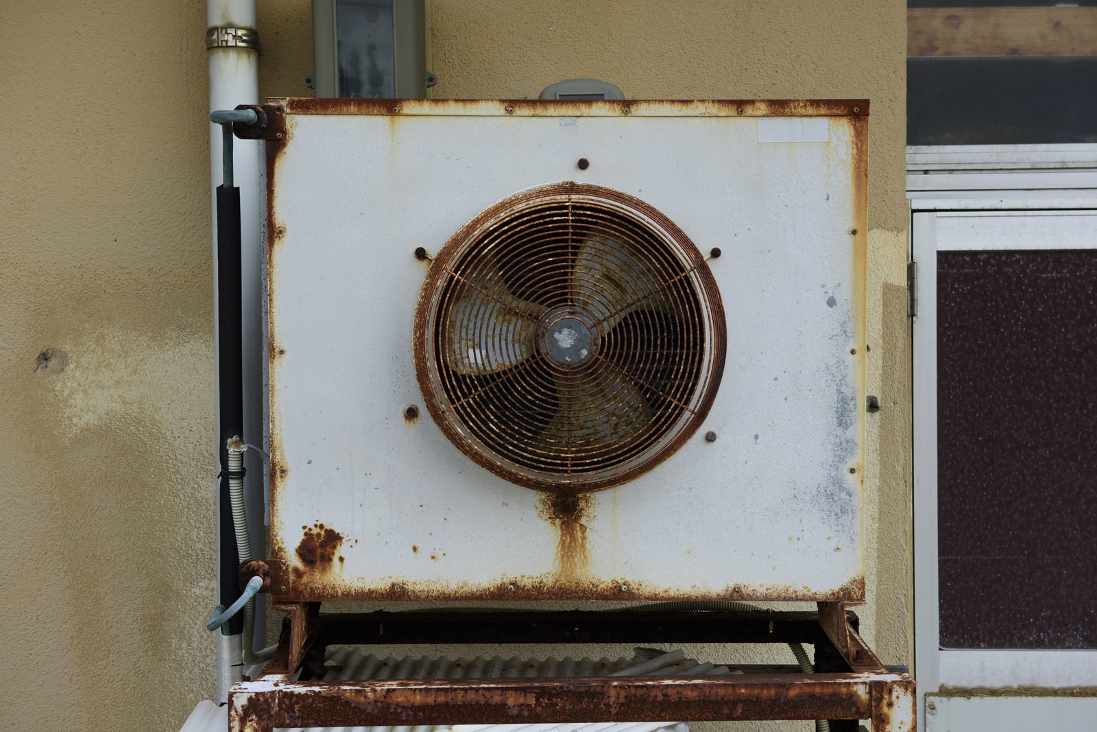 Rusty Air Conditioner Outdoor Unit on Weathered Wall — Free Stock Photo ...