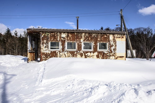 雪に埋もれる北海道「歌内駅」