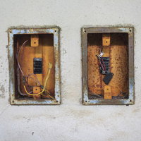 白い壁に埋め込まれた錆びた電気配線のあとの写真