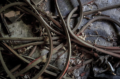 廃墟に放置されたベルト 古い革製品の劣化と朽ち