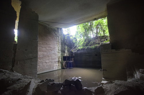 森の中に崩れる大谷石採掘場跡の土蔵