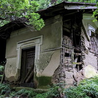 外壁の半分が崩れた古い蔵の廃墟 - 風化した建物の損傷の写真