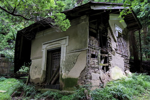 外壁の半分が崩れた古い蔵の廃墟 - 風化した建物の損傷