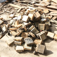 不法投棄された大量のバッテリーと使用済み電池の写真