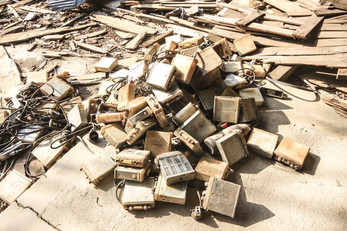 不法投棄された大量のバッテリーと使用済み電池