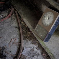 薄暗い廃墟に置き去られた古い時計の朽ちた風景の写真