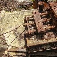 廃墟の錆びた金属部品：廃工場に放置された産業遺産の写真