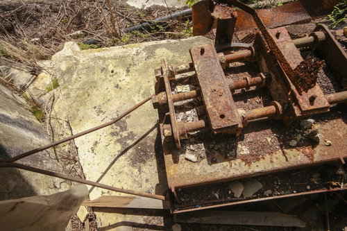 廃墟の錆びた金属部品：廃工場に放置された産業遺産