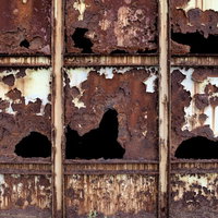 錆びて腐食した古い鉄壁｜廃墟の劣化した金属面の写真