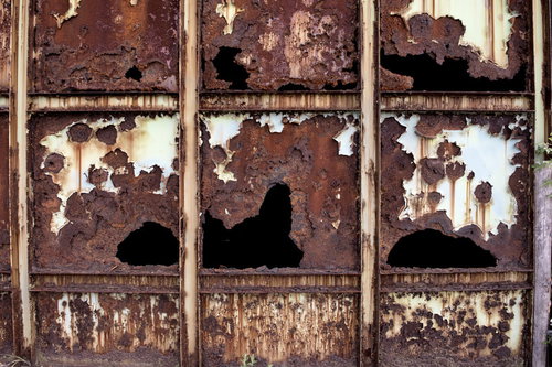 錆びて腐食した古い鉄壁｜廃墟の劣化した金属面