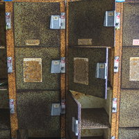 錆び方が気持ち悪い100円ロッカーが並ぶ廃墟の写真