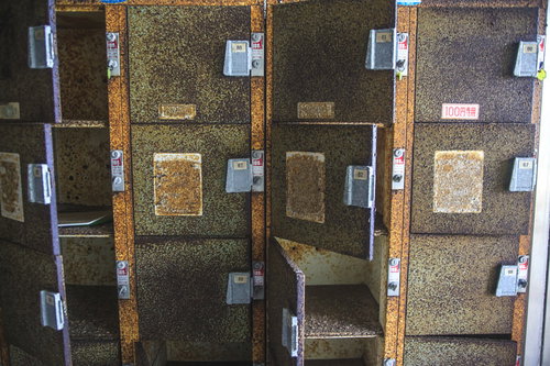 錆び方が気持ち悪い100円ロッカーが並ぶ廃墟