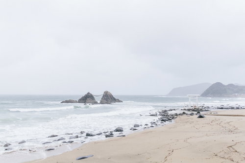 福岡県糸島の二見ヶ浦にある夫婦岩と鳥居が立つ砂浜