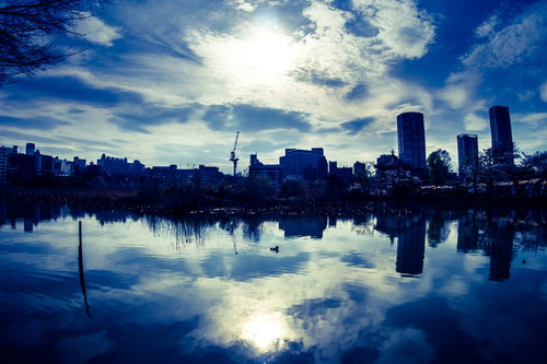 湖面に映る青空と街並みのビル群