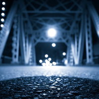 街灯に照らされたアスファルトの路面（橋）の写真