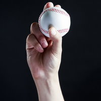 カーブ（変化球）の握り方を示す投手の手と指の配置の写真