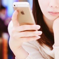 デート中でもずっとスマホを操作する女性の写真