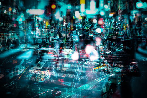 騒々しい都心の夜をネオンで彩るフォトモンタージュ