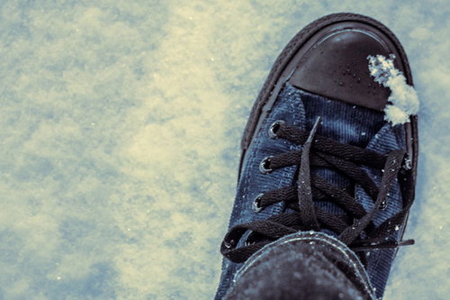 大雪の夜、雪の中を歩く人