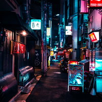 新橋の夜、裏路地に並ぶ飲み屋街のネオンと居酒屋の看板の写真