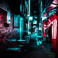 ネオンサインが煌めく裏路地から見える行き交うサラリーマンの写真