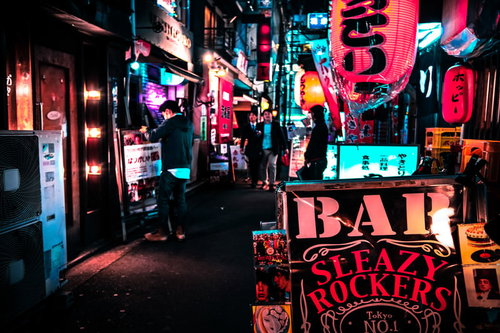 ちょうちんやネオンサインで賑わう新橋の裏路地飲み屋街