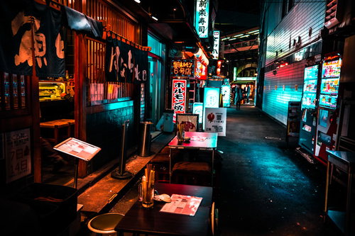 ネオンサインが光る路地裏の居酒屋街の夜景