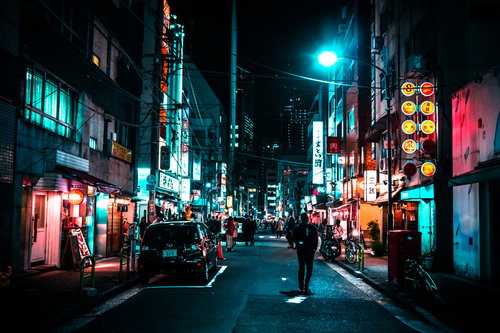 ネオンが光る裏通りの飲み屋を行き交う人々