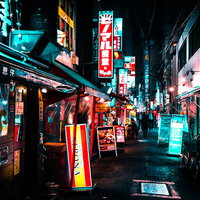 裏路地に密集する居酒屋と飲み歩く人々の夜景の写真