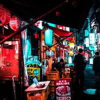 ネオン看板が照らす路地裏の居酒屋街の夜景の写真