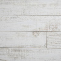 横張りされた白い木目の板壁テクスチャの写真