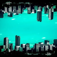 ターコイズブルーに浮かぶウォールシティ - 逆さビル群のデジタルアートの写真