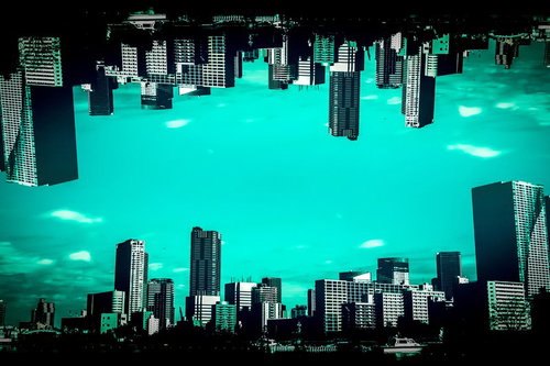 ターコイズブルーに浮かぶウォールシティ - 逆さビル群のデジタルアート